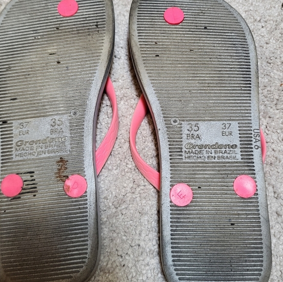 Ipanema Pink and Gray Flip Flops with Playful Piggy Design - Size 6 - Picture 3 of 3
